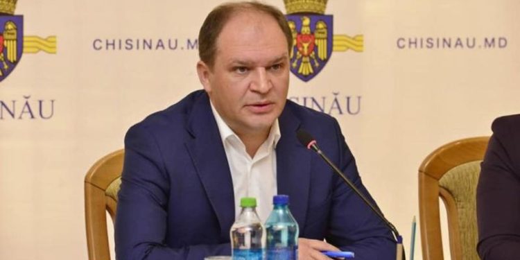 PLDM cere sancționarea primarului general: Doi funcționari municipali, surprinși în timp ce făceau campanie electorală pentru Ceban