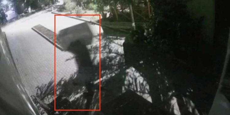 Au golit safee de peste 2 mil. de lei din birouri și magazine: Șase suspecți, luați pe sus de mascaţi, iar unul – reținut în timp ce a vrut să fugă din țară