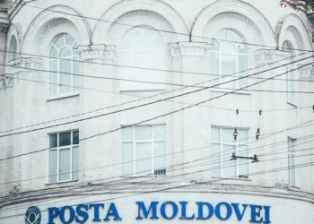 Ai colet, dar trebuie să achiți! Cum sunt duși de nas cetățenii într-o escrocherie, care folosește numele Poștei Moldovei | FOTO