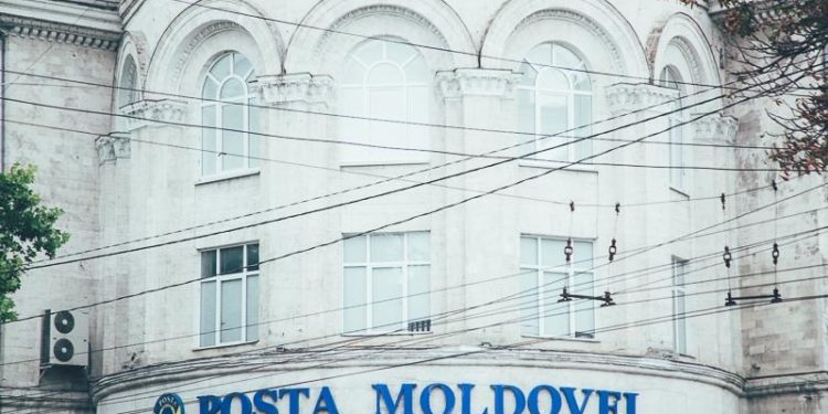 Ai colet, dar trebuie să achiți! Cum sunt duși de nas cetățenii într-o escrocherie, care folosește numele Poștei Moldovei | FOTO