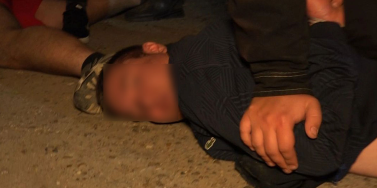 Intervenție ca în filme la Tighina: Doi bărbați drogați s-au baricadat într-un garaj și au amenințat că detonează o grenadă. Ce a urmat