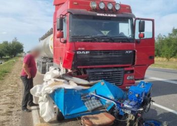 Accident la Sîngerei: Șoferul unui motocultor a fost lovit de un camion cu cisternă. Care este starea acestuia