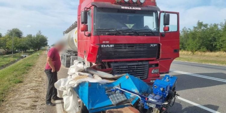 Accident la Sîngerei: Șoferul unui motocultor a fost lovit de un camion cu cisternă. Care este starea acestuia