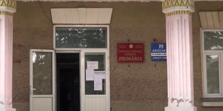 Locuitorii satului Onești din Hîncești, se plâng că duc lipsă de canalizare, a apei potabile și se confruntă cu drumuri proaste. Ei spun că primarul a promis multe, dar nimic nu a realizat | VIDEO
