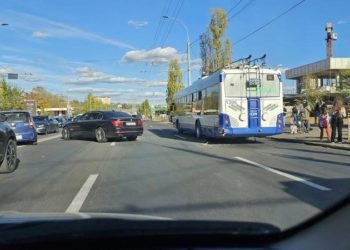 Un BMW a schimbat banda de circulație cu tot cu… un troleibuz: Accident pe strada Mihai Viteazul | FOTO