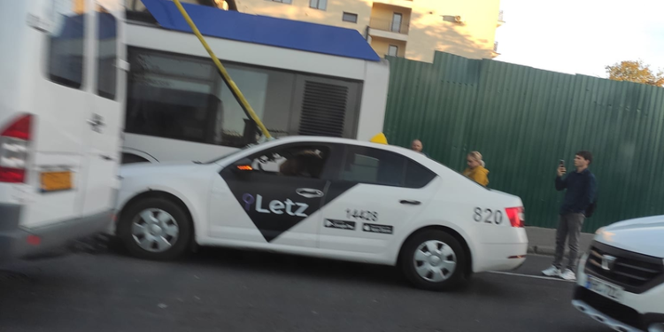 Imaginea serii: Un taximetru, cu parbrizul spart, după ce a fost „împuns de coarnele” unui troleibuz | VIDEO