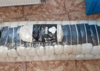 Un lot comercial de tapete lichide, tăinuite printre bagaje, depistate la vamă la un moldovean: Ce riscă