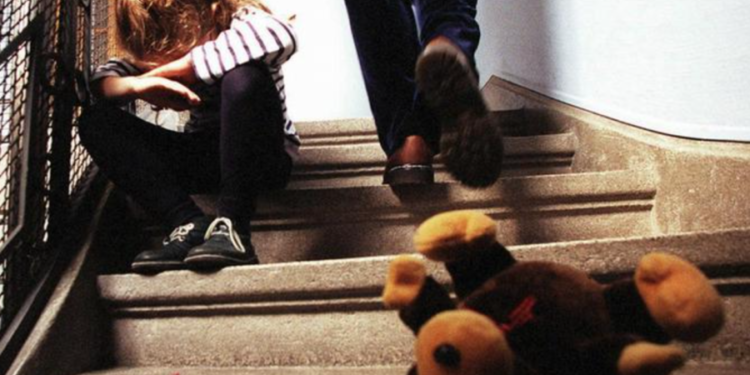 Un bărbat, acuzat că a chemat acasă copii de 7 și 12 ani și le-ar fi propus dulciuri pentru sex