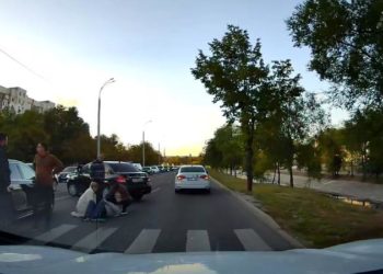 Un bărbat, lovit de o maşină chiar pe o trecere de pietoni pe Albișoara: Poliția, la fața locului | VIDEO