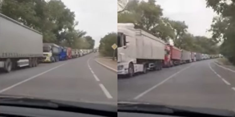 Cozi kilometrice de camioane în apropiere de trecerea frontierei Sculeni: Șoferii se plâng că au rămas blocați de câteva zile în frig și fără mâncare. Cum explică Serviciul Vamal | VIDEO