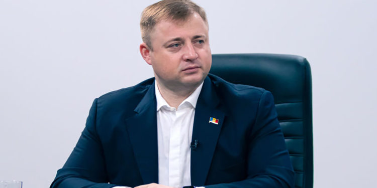 Gheorghe Cavcaliuc susține că femeia lovită de o angajată IGPF ar fi o membră a partidului PACE. El cere demisia lui Vasiloi și Cernăuțeanu | VIDEO