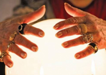 Ar fi convins o femeie să-i dea bani și bijuterii de 100.000 de lei ca să-i rezolve o „problemă personală”. Clarvăzătoare din Stăuceni, reținută | VIDEO