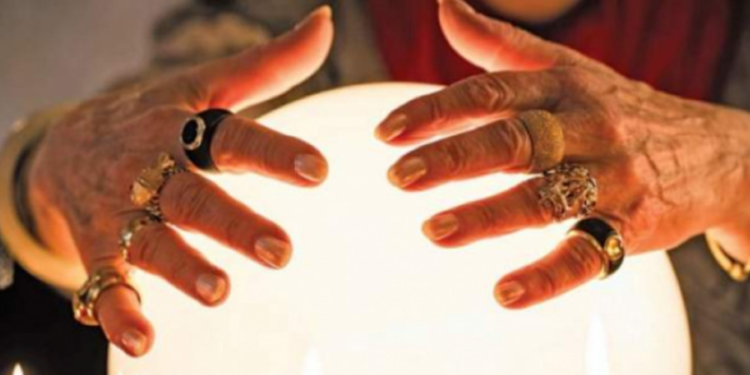 Ar fi convins o femeie să-i dea bani și bijuterii de 100.000 de lei ca să-i rezolve o „problemă personală”. Clarvăzătoare din Stăuceni, reținută | VIDEO