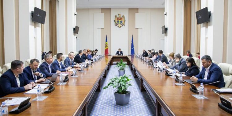 Decizie CSE: Persoanele bănuite, învinuite sau inculpate de săvârșirea infracțiunilor nu vor putea participa la alegeri