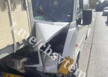 Un copil de 12 ani, spitalizat după ce un microbuz cu pasageri s-a izbit de remorca unui camion: Şoferul ar fi vorbit la telefon