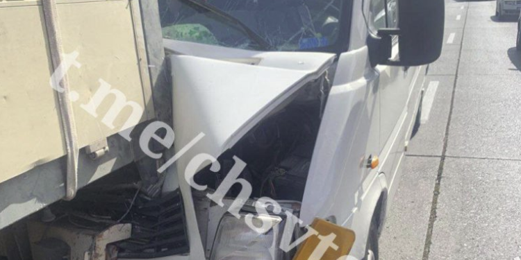 Un copil de 12 ani, spitalizat după ce un microbuz cu pasageri s-a izbit de remorca unui camion: Şoferul ar fi vorbit la telefon