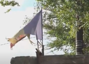 Un drapel al Republicii Moldova, într-o stare deplorabilă, în sectorul Ciocana al capitalei: Felul în care a ajuns să arate steagul a stârnit revoltă în unii trecători | VIDEO