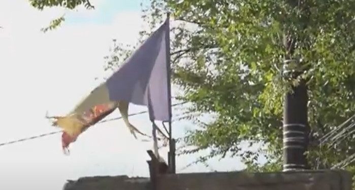 Un drapel al Republicii Moldova, într-o stare deplorabilă, în sectorul Ciocana al capitalei: Felul în care a ajuns să arate steagul a stârnit revoltă în unii trecători | VIDEO