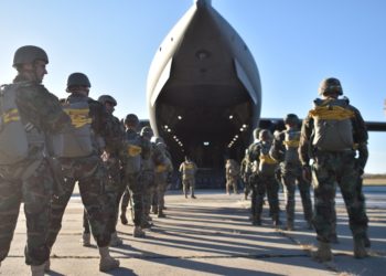 Peste 50 de militari moldoveni și americani au efectuat sărituri cu parașuta. Exercițiile s-au desfășurat în apropiere de Bălți și  Florești | VIDEO