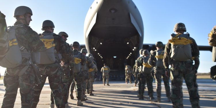 Peste 50 de militari moldoveni și americani au efectuat sărituri cu parașuta. Exercițiile s-au desfășurat în apropiere de Bălți și Florești | VIDEO