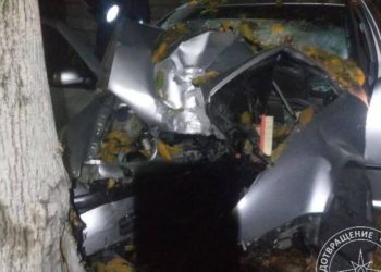 Accident violent la Tighina: Doi tineri au rămas blocaţi între fiare, după ce s-au izbit cu maşina de un copac