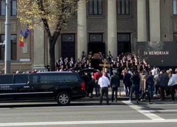 Ultimele aplauze pentru Ion Druță, în fața teatrului „Mihai Eminescu”: Cortegiul funerar se îndreaptă spre Soroca