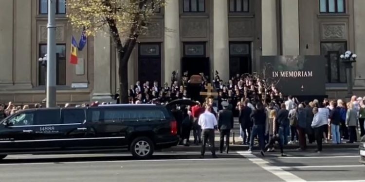 Ultimele aplauze pentru Ion Druță, în fața teatrului „Mihai Eminescu”: Cortegiul funerar se îndreaptă spre Soroca