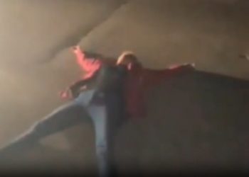 O şoferiţă din Glodeni s-a dat în spectacol în faţa poliţiştilor: Aceasta a ieșit din mașină, s-a întins pe jos și a refuzat testarea alcooscopică | VIDEO