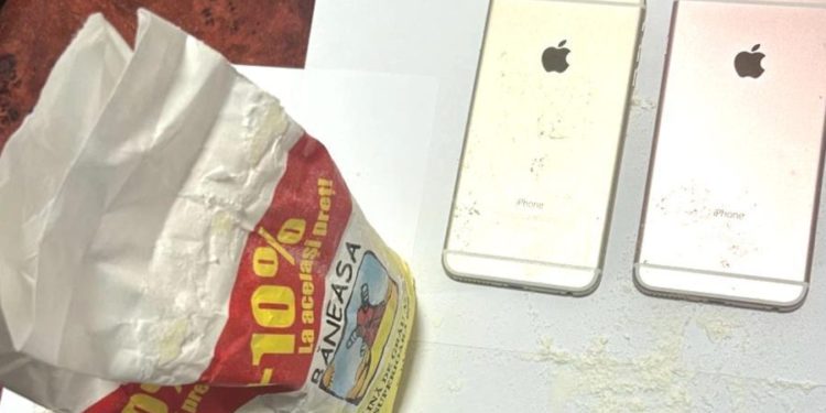 Два iPhone в пакете с мукой: НАПУ рассказала об “улове” в ходе обысков в тюрьмах