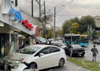 На скорости въехал в стену: Серьезная авария на улице Василе Александри