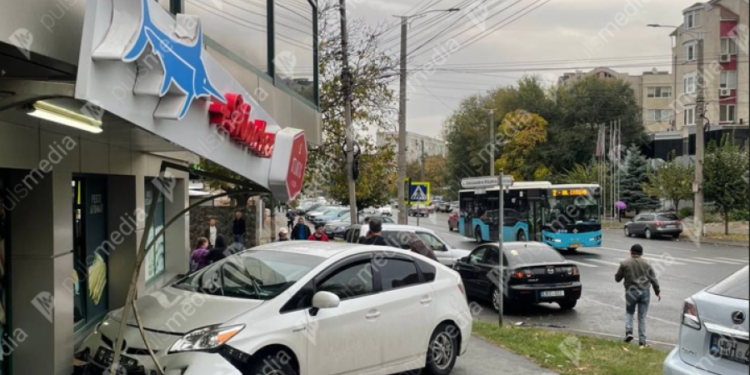 На скорости въехал в стену: Серьезная авария на улице Василе Александри