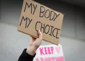 Emmanuel Macron: Franța va înscrie libertatea de a face avort în Constituție