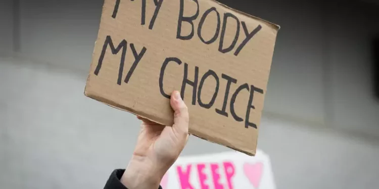 Emmanuel Macron: Franța va înscrie libertatea de a face avort în Constituție