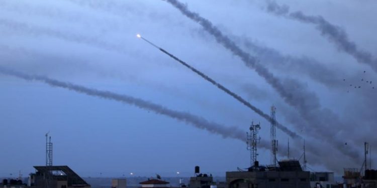 Hezbollah a lansat zeci de rachete spre Israel. Gruparea din Liban a numit atacul drept un gest de solidaritate cu „rezistența palestiniană”