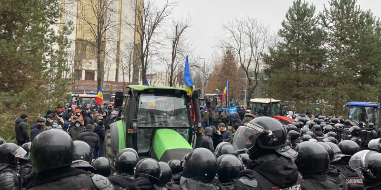 Fermierii cer instituirea de urgență a unui moratoriu la calcularea penalităților pentru credite: Dacă nu se găsesc soluții, ieșim la proteste | VIDEO