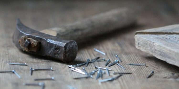 Gelozia i-a luat mințile. O femeie din Florești, bătută de concubin cu ciocanul și bâta