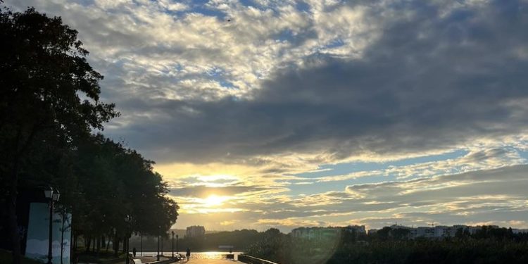 Îmbrăcați-vă bine! Mâine vremea se va răci ușor