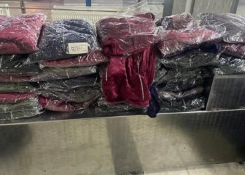 Leușeni: Articole vestimentare în cantități comerciale, dosite într-un microbuz, descoperite de vameși