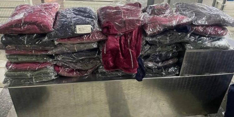 Leușeni: Articole vestimentare în cantități comerciale, dosite într-un microbuz, descoperite de vameși