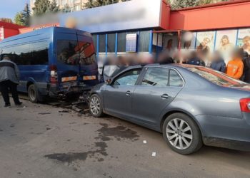 Detalii de la cumplitul accident din Soroca: Femeia strivită între o mașină și un microbuz și alte 2 pasagere au ajuns la spital | VIDEO