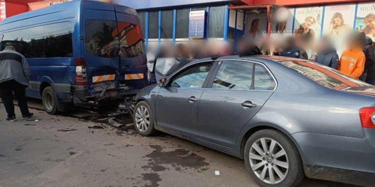 Detalii de la cumplitul accident din Soroca: Femeia strivită între o mașină și un microbuz și alte 2 pasagere au ajuns la spital | VIDEO