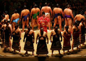 Mai mulți luptători de sumo care mergeau la un concurs i-au speriat pe angajații Japan Airlines și au cerut un avion în plus pentru ei