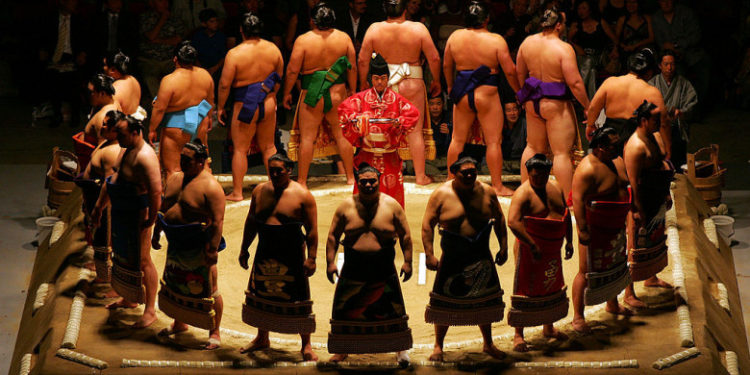 Mai mulți luptători de sumo care mergeau la un concurs i-au speriat pe angajații Japan Airlines și au cerut un avion în plus pentru ei