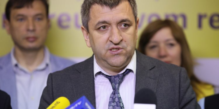 Tipărirea unor ziare electorale ale PAS, înainte de termenul legal și transportarea lor cu o mașină a Poștei Moldovei: Sunt legale acțiunile și câți bani s-au cheltuit pentru ele? Cum răspunde Lilian Carp | VIDEO