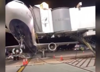 Un avion se ridică pe coadă, în timp ce este descărcat de bagaje pe un aeroport din New York | VIDEO
