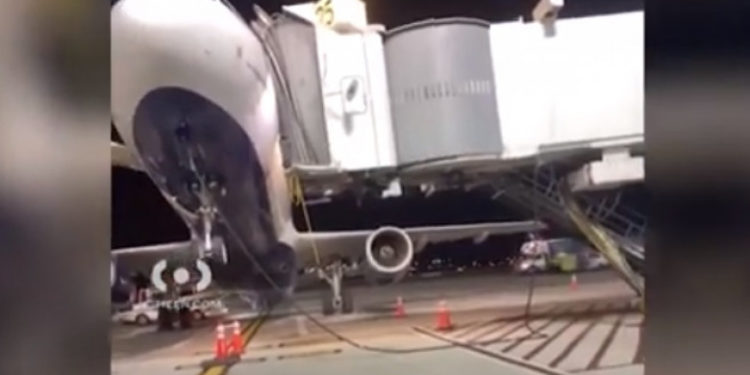 Un avion se ridică pe coadă, în timp ce este descărcat de bagaje pe un aeroport din New York | VIDEO