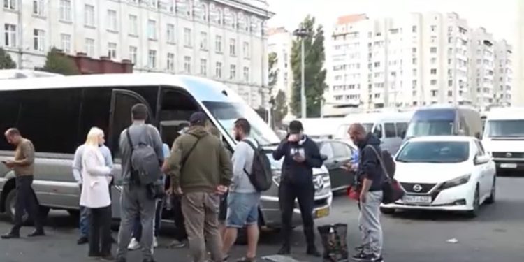 Un microbuz cu 16 moldoveni care munceau în Israel, au ajuns astăzi la Chișinău, cu suportul lui Ilan Șor. Detalii șocante relatate de conaționalii noștri care au trecut prin momente de groază | VIDEO