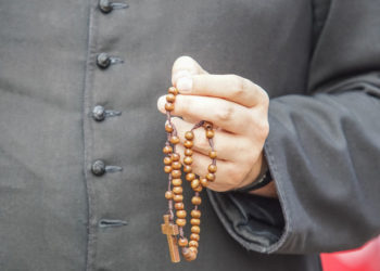 Un episcop din Polonia a demisionat după ce a organizat o orgie într-o parohie