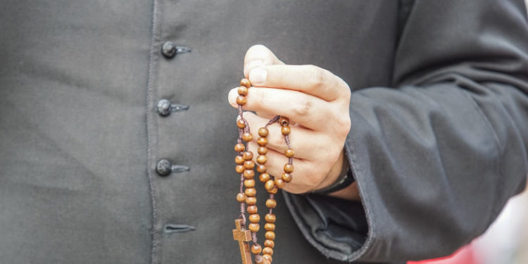 Un episcop din Polonia a demisionat după ce a organizat o orgie într-o parohie