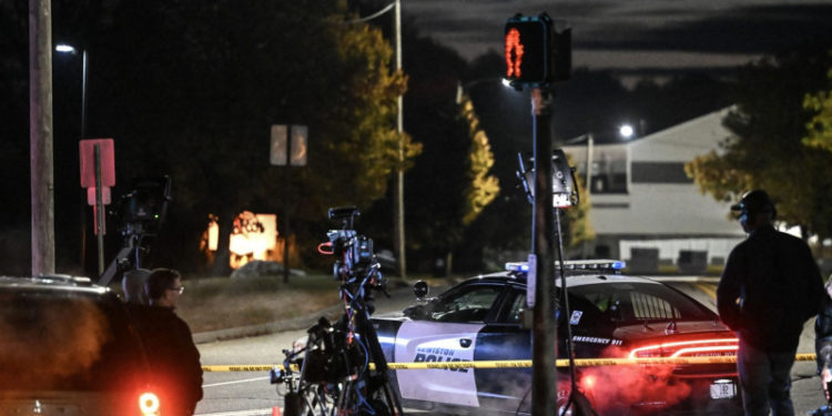 Atacul sângeros din statul Maine, SUA: Bărbatul care a ucis 18 oameni e căutat de mai bine de 24 de ore. De frică, oamenii nu ies din case | VIDEO